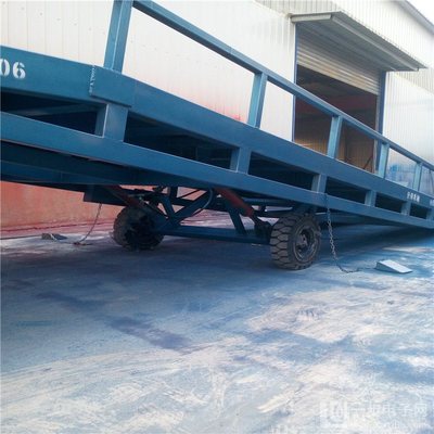 移动式液压登车桥 高效装卸的工业桥梁，8吨与10吨现货供应方案